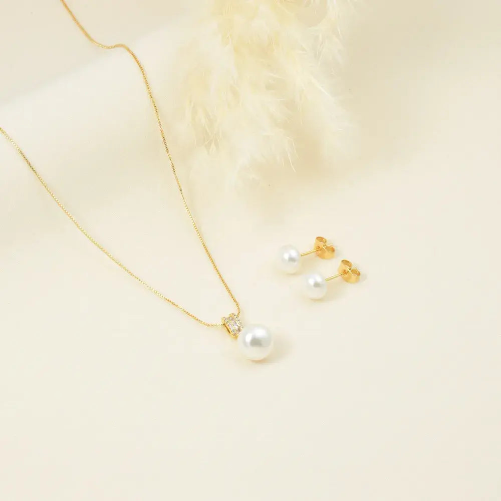 Juego de collar y aretes con perlas