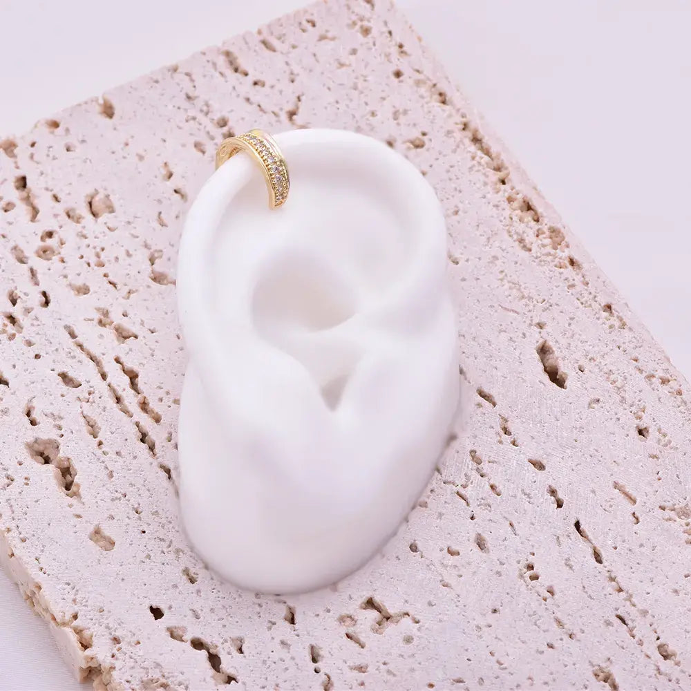 Earcuff con linea de circones