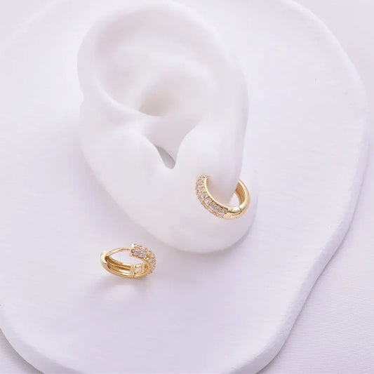 Huggies dorados con línea de circones