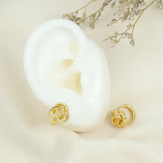 Aretes de topo dorados entrelazados