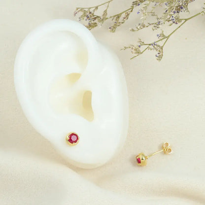 Aretes topo pequeños con piedra roja