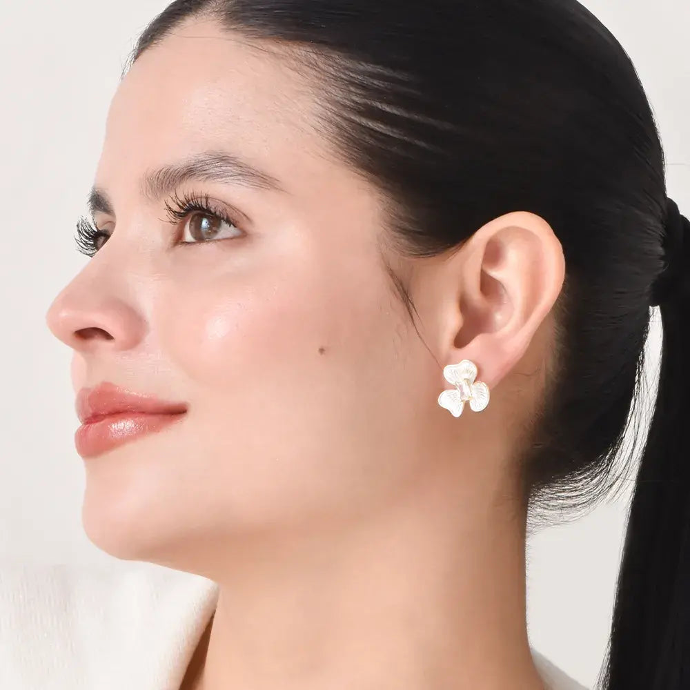 Aretes de topo dorados flor nacarada