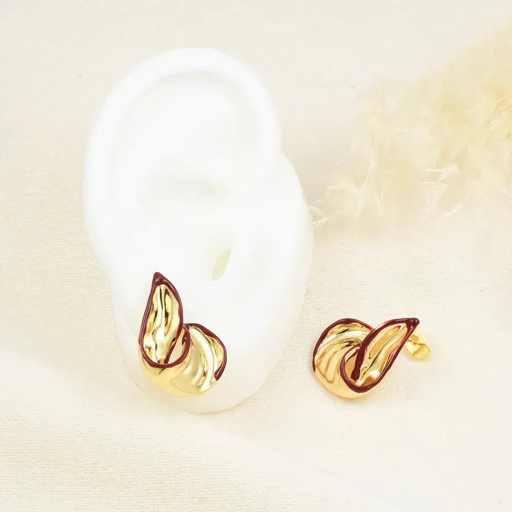 Aretes dorados flor esmaltada vino