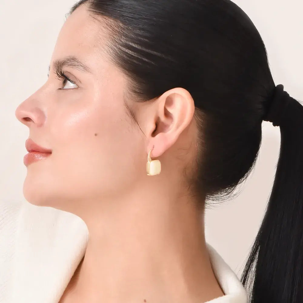 Aretes Geométricos Esmalte Claro en Baño de Oro