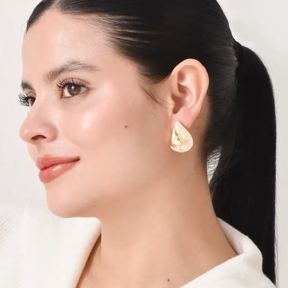 Aretes Gota Bold Esmalte Claro en Baño de Oro