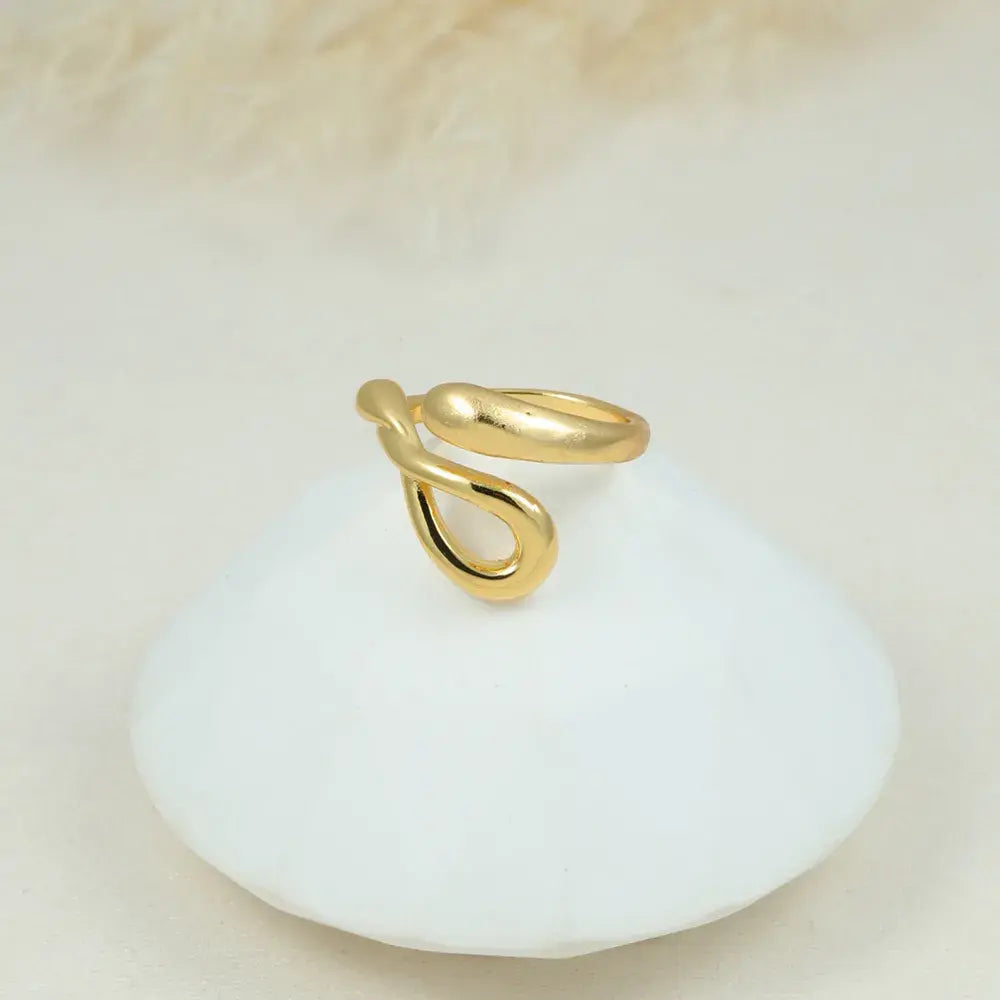 Anillo Ajustable Curva Fluida en Baño de Oro