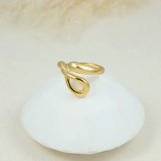 Anillo Ajustable Curva Fluida en Baño de Oro