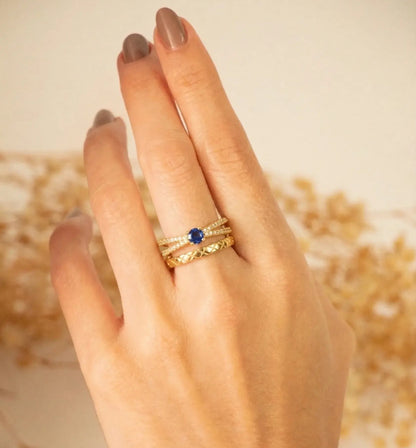 Anillo dorado textura y piedra azul