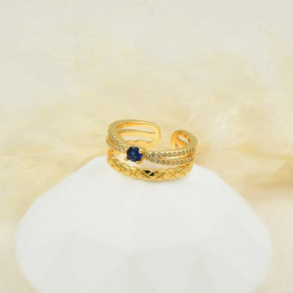 Anillo dorado textura y piedra azul