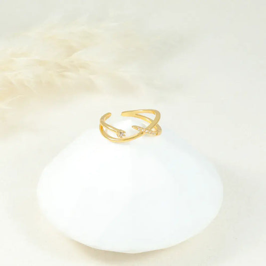 Anillo dorado cruzado con brillo