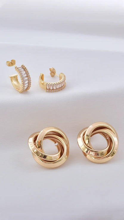 Aretes con diseño y piedra Baguette en Baño de Oro 24k, Box emprendedora edición navideña
