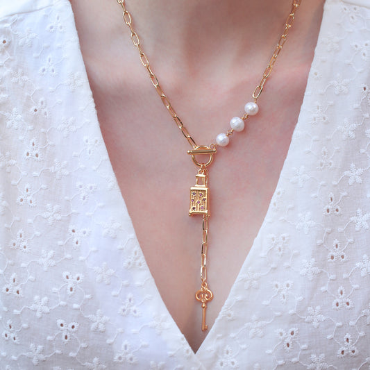 collar-largo-con- dijes-de-llave-y-jaula-detalles-en-perlas